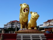 070  golden lions roundabout.JPG